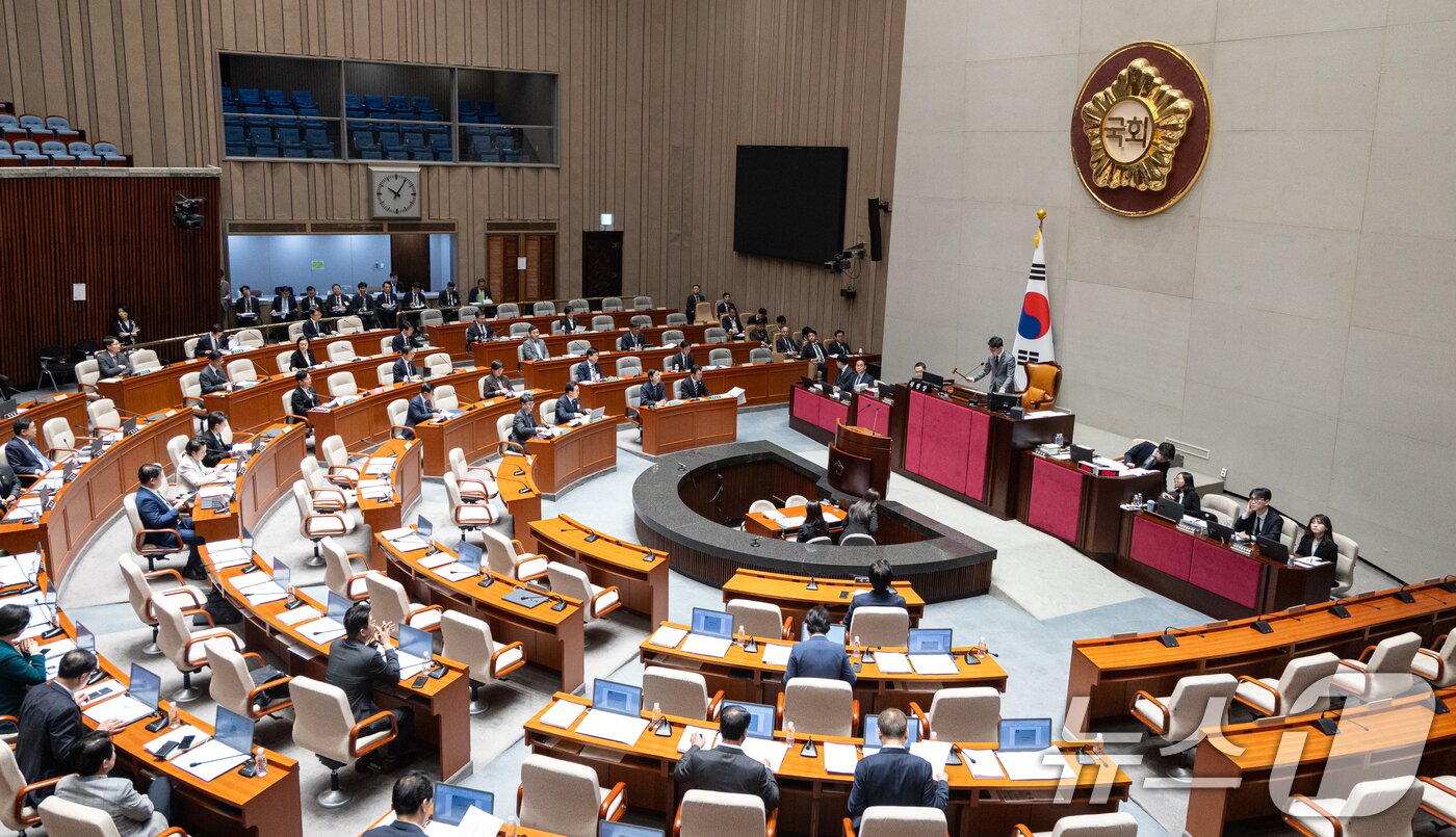 본문 이미지 - 8일 서울 여의도 국회에서 열린 제434회국회(임시회) 예산결산특별위원회 제2차 전체회의에서 진성준 위원장이 의사 진행을 하고 있다. 2026.4.8 ⓒ 뉴스1 이승배 기자