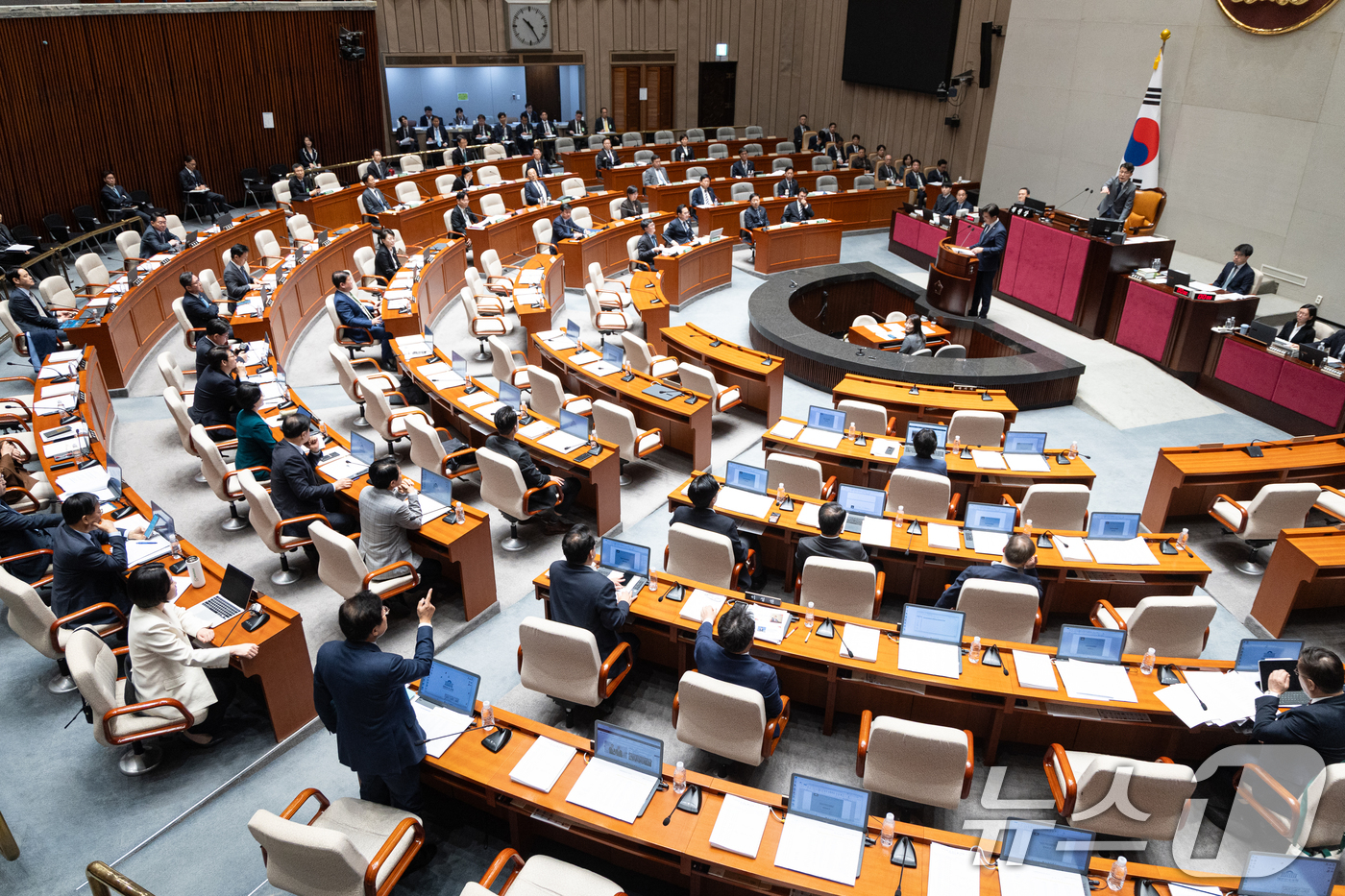 (서울=뉴스1) 이승배 기자 = 8일 서울 여의도 국회에서 열린 제434회국회(임시회) 예산결산특별위원회 제2차 전체회의에서 박형수 국민의힘 의원이 진성준 위원장에게 의사 진행 관 …
