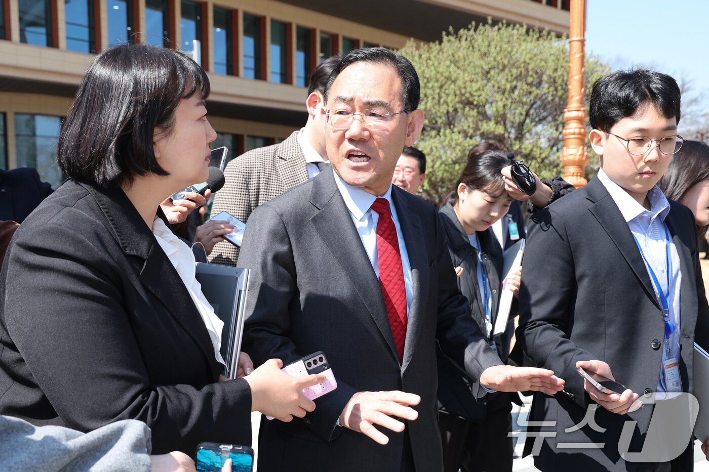 본문 이미지 - 6.3 지방선거 국민의힘 대구시장 경선에서 컷오프(공천 배제)된 주호영 국회부의장이 8일 서울 여의도 국회에서 컷오프 관련 기자회견을 마친 후 취재진의 질의에 답변하고 있다. 2026.4.8 ⓒ 뉴스1 신웅수 기자