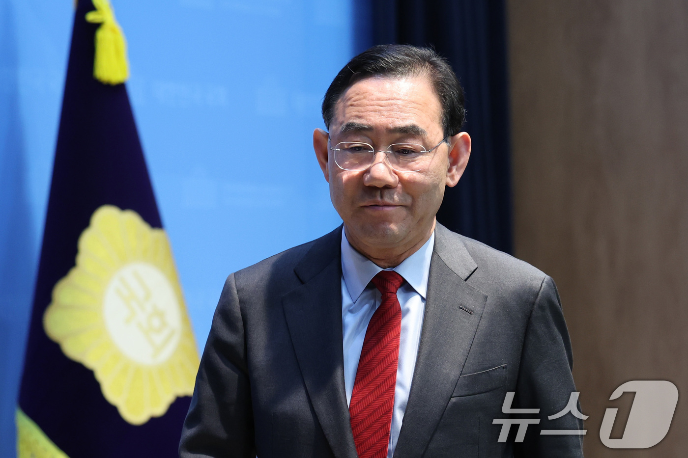 (서울=뉴스1) 신웅수 기자 = 6.3 지방선거 국민의힘 대구시장 경선에서 컷오프(공천 배제)된 주호영 국회부의장이 8일 서울 여의도 국회에서 컷오프 관련 기자회견을 마친 후 소통 …