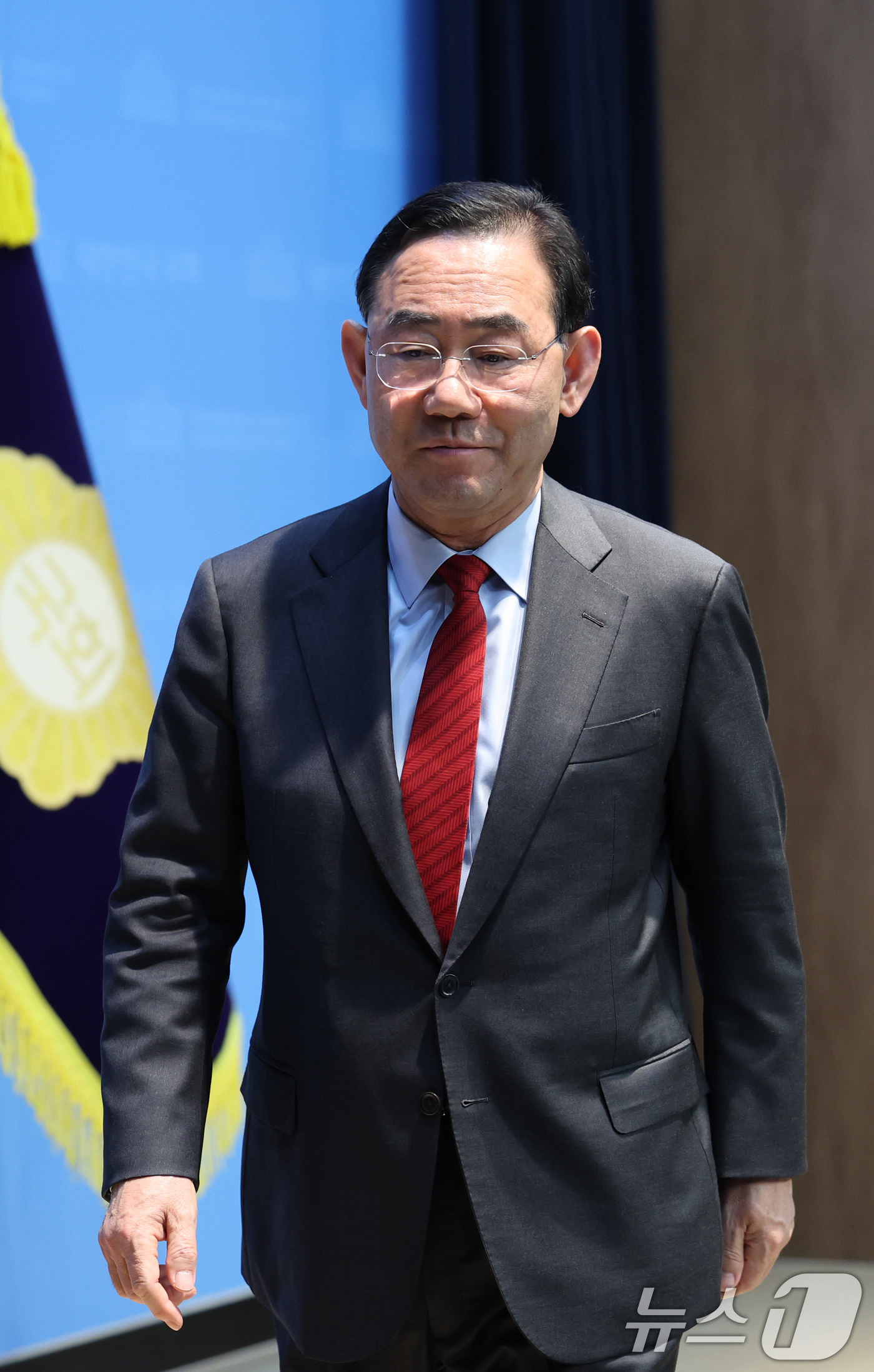 (서울=뉴스1) 신웅수 기자 = 6.3 지방선거 국민의힘 대구시장 경선에서 컷오프(공천 배제)된 주호영 국회부의장이 8일 서울 여의도 국회에서 컷오프 관련 기자회견을 마친 후 소통 …