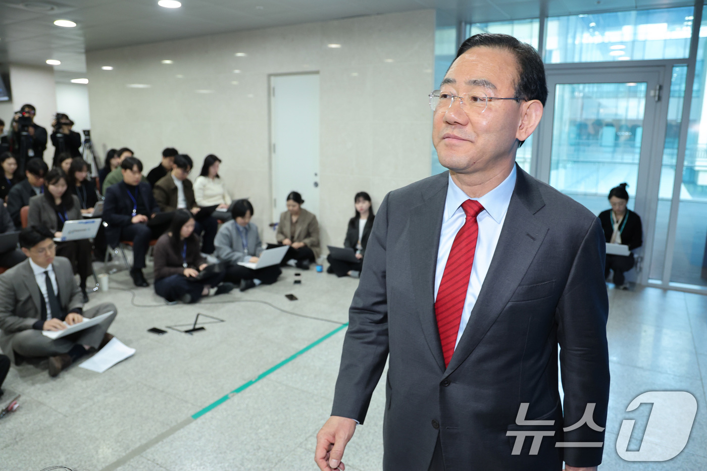 (서울=뉴스1) 신웅수 기자 = 6.3 지방선거 국민의힘 대구시장 경선에서 컷오프(공천 배제)된 주호영 국회부의장이 8일 서울 여의도 국회에서 컷오프 관련 기자회견을 마친 후 소통 …