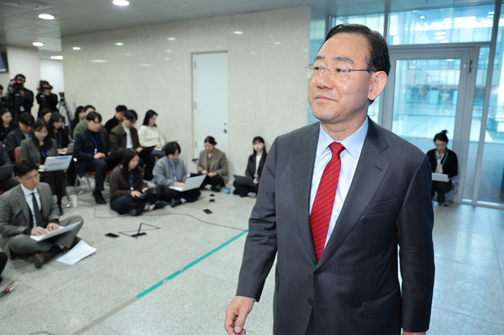 컷오프 기자회견 마친 주호영