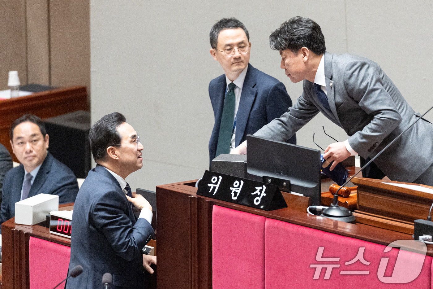 (서울=뉴스1) 이승배 기자 = 8일 서울 여의도 국회에서 열린 제434회국회(임시회) 예산결산특별위원회 제2차 전체회의에서 진성준 위원장이 박홍근 기획예산처 장관과 대화하고 있다 …