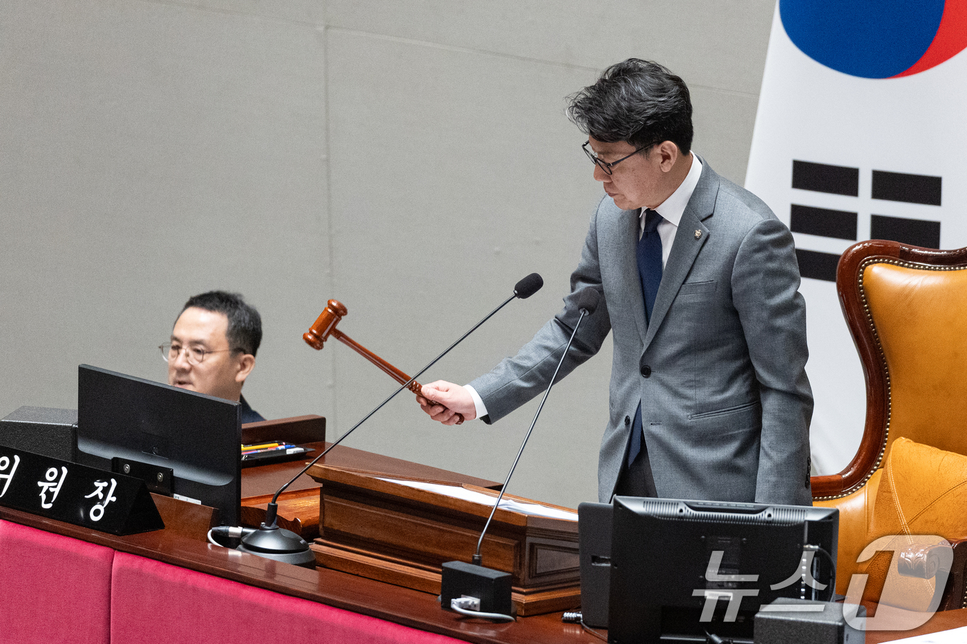 (서울=뉴스1) 이승배 기자 = 8일 서울 여의도 국회에서 열린 제434회국회(임시회) 예산결산특별위원회 제2차 전체회의에서 진성준 위원장이 의사봉을 두드리고 있다. 2026.4. …