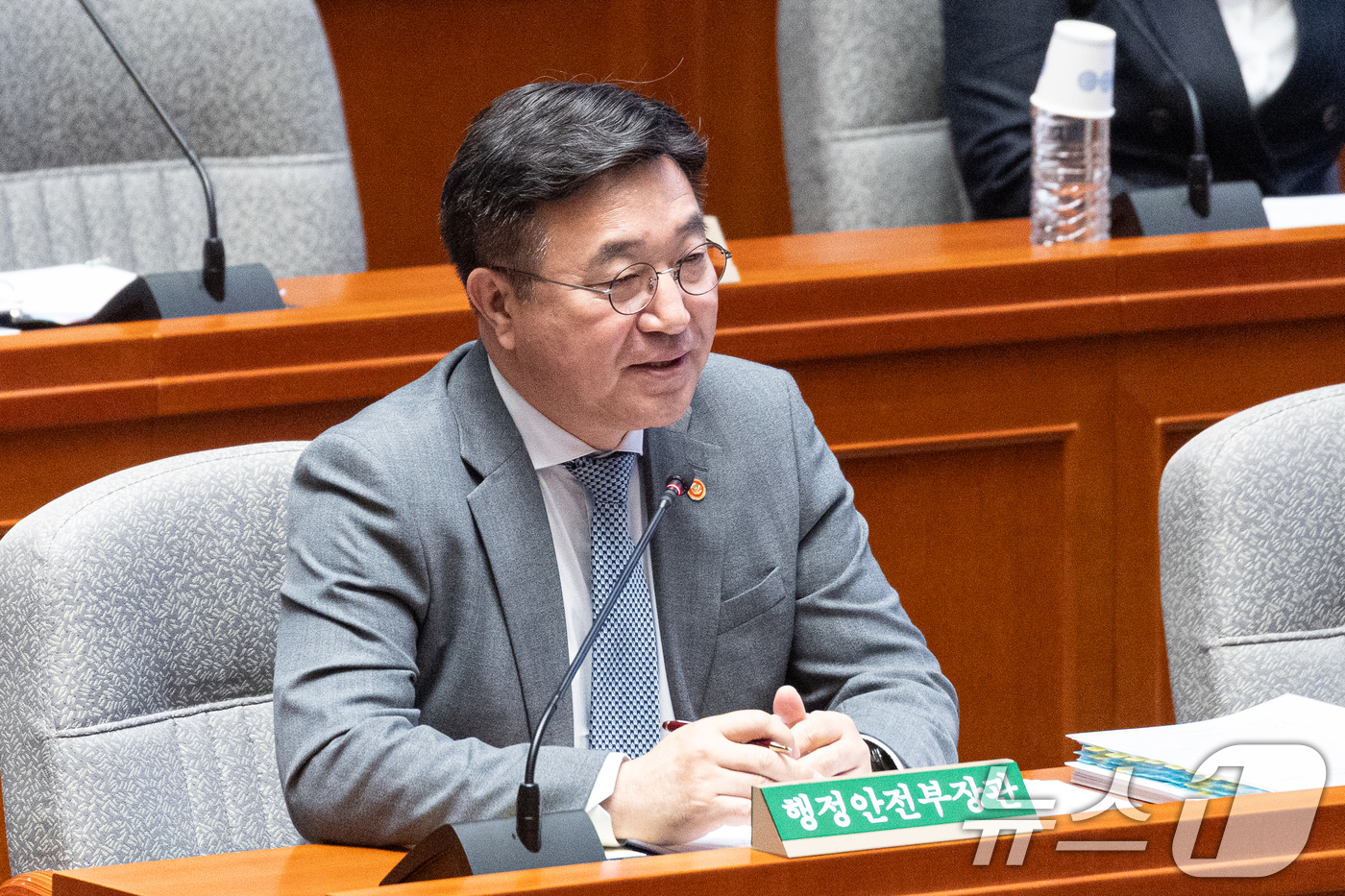 (서울=뉴스1) 이승배 기자 = 8일 서울 여의도 국회에서 열린 제434회국회(임시회) 예산결산특별위원회 제2차 전체회의에서 윤호중 행정안전부 장관이 의원 질의에 답변하고 있다. …