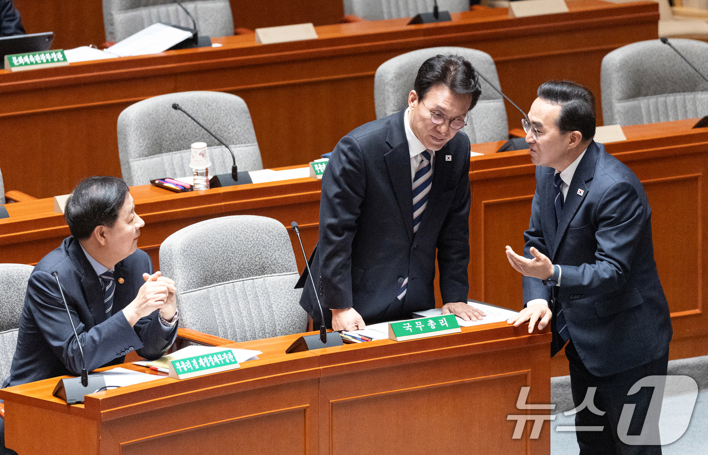 (서울=뉴스1) 이승배 기자 = 8일 서울 여의도 국회에서 열린 제434회국회(임시회) 예산결산특별위원회 제2차 전체회의에서 김민석 국무총리가 박홍근 기획예산처 장관, 구윤철 부총 …