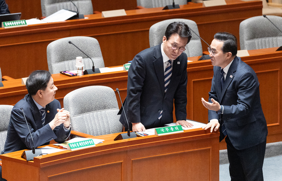 대화 나누는 김민석·구윤철·박홍근