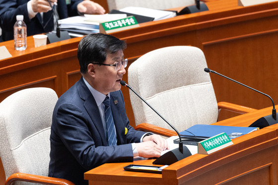 답변하는 김성환 장관