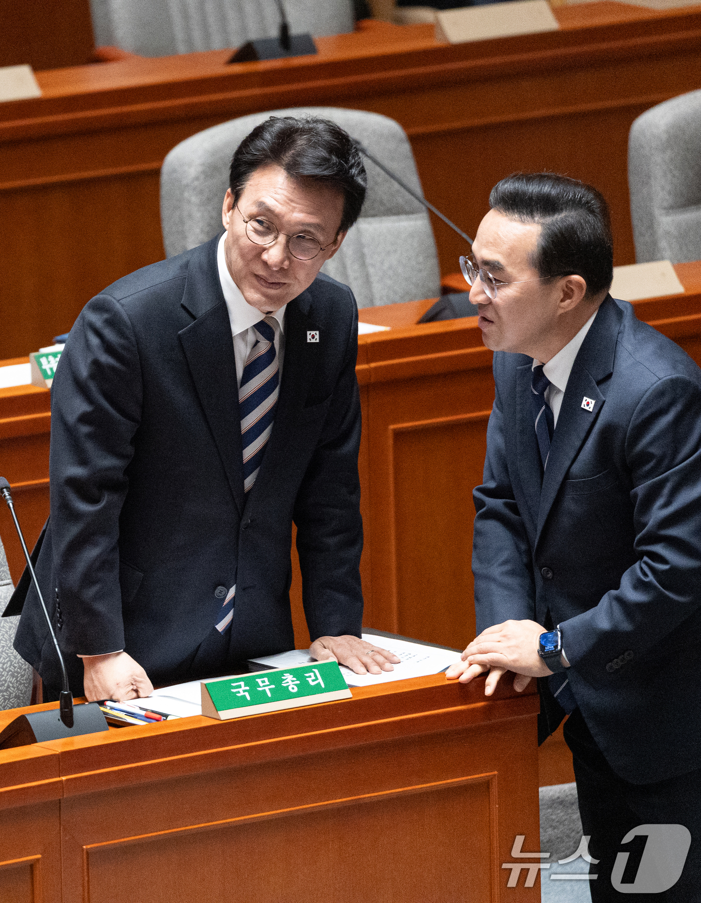 (서울=뉴스1) 이승배 기자 = 8일 서울 여의도 국회에서 열린 제434회국회(임시회) 예산결산특별위원회 제2차 전체회의에서 김민석 국무총리가 박홍근 기획예산처 장관과 대화하고 있 …