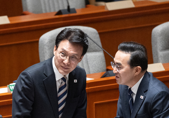 대화 나누는 김민석 총리와 박홍근 장관