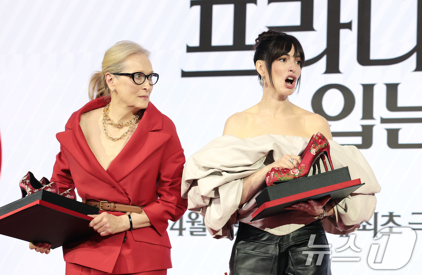 (서울=뉴스1) 권현진 기자 = 배우 메릴 스트립과 앤 해서웨이(오른쪽)가 8일 서울 종로구 포시즌스 호텔 서울에서 열린 영화 '악마는 프라다를 입는다 2'(감독 데이빗 프랭클) …