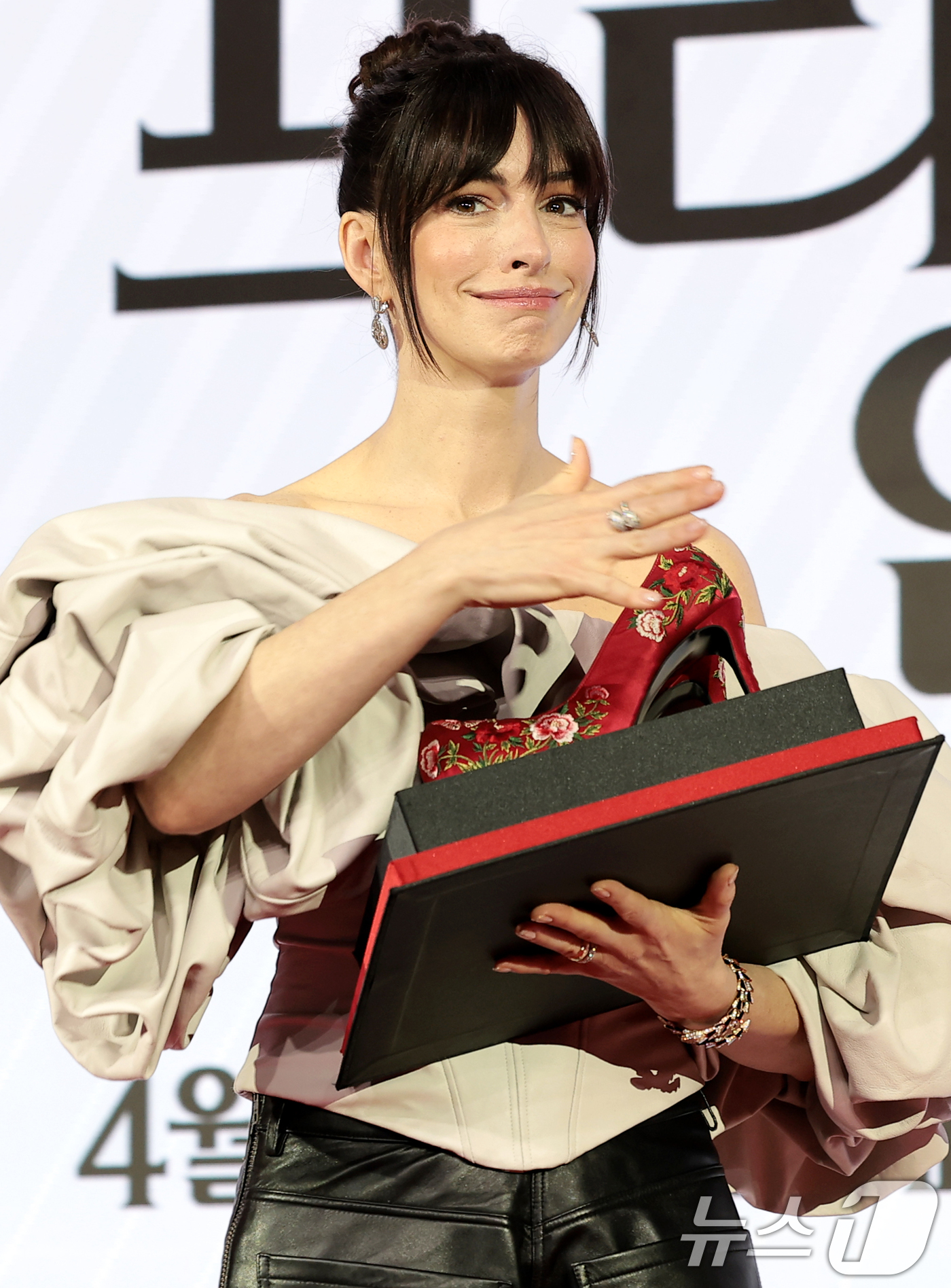 (서울=뉴스1) 권현진 기자 = 배우 앤 해서웨이가 8일 서울 종로구 포시즌스 호텔 서울에서 열린 영화 '악마는 프라다를 입는다 2'(감독 데이빗 프랭클) 내한 기자간담회에서 꽃신 …