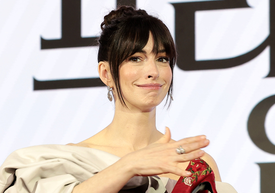 앤 해서웨이, 꽃신 선물 받고 무한감동