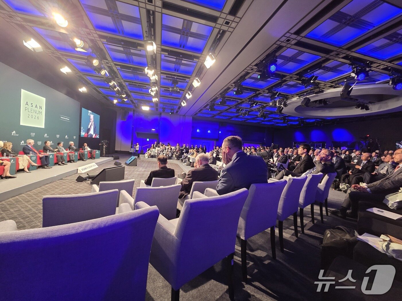 본문 이미지 -  프레드 플라이츠 미국우선주의정책연구소(AFPI) 부소장, 김성한 전 국가안보실장, 나카타니 겐 전 일본 방위상이 8일 서울 용산구 그랜드 하얏트 서울에서 열린 '아산 플래넘 2026' 플래너리 세션1에서 발언하고 있다. 2026.04.08. (정윤영 기자)