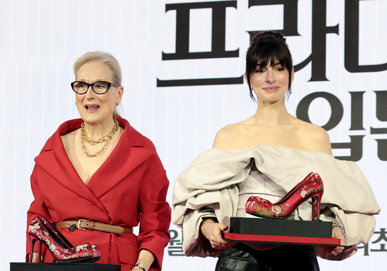 꽃신 선물 받은 메릴 스트립과 앤 해서웨이