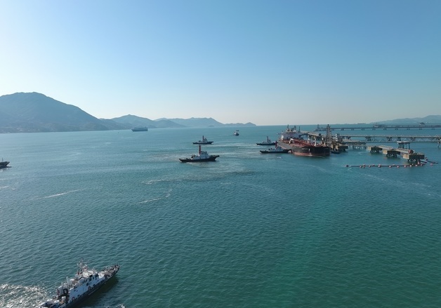 '원유 100만 배럴' 러시아 유조선 여수 입항…해경 '안전 호송'