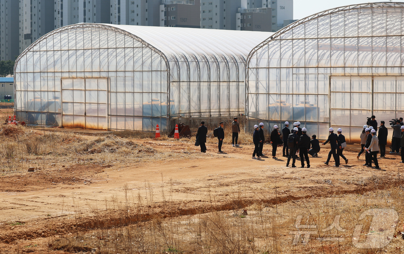 (서울=뉴스1) 오대일 기자 = 8일 서울 강서구 공항동 소재 유휴 군부지에서 열린 국유재산 활용 공공주택 공급 현장 브리핑을 마친 후 참석자들이 부지를 둘러보고 있다.1.29 부 …
