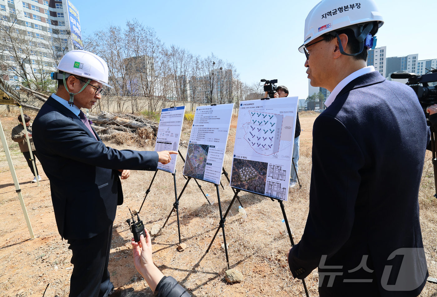 (서울=뉴스1) 오대일 기자 = 허장 재정경제부 2차관(왼쪽)이 8일 서울 강서구 공항동 소재 유휴 군부지 내 국유재산 활용 공공주택 공급 현장을 방문해 LH 관계자의 브리핑을 받 …