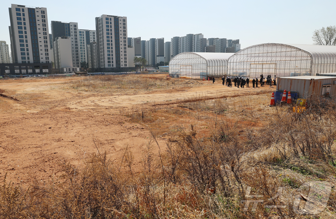 (서울=뉴스1) 오대일 기자 = 8일 서울 강서구 공항동 소재 유휴 군부지에서 열린 국유재산 활용 공공주택 공급 현장 브리핑을 마친 후 참석자들이 부지를 둘러보고 있다.1.29 부 …
