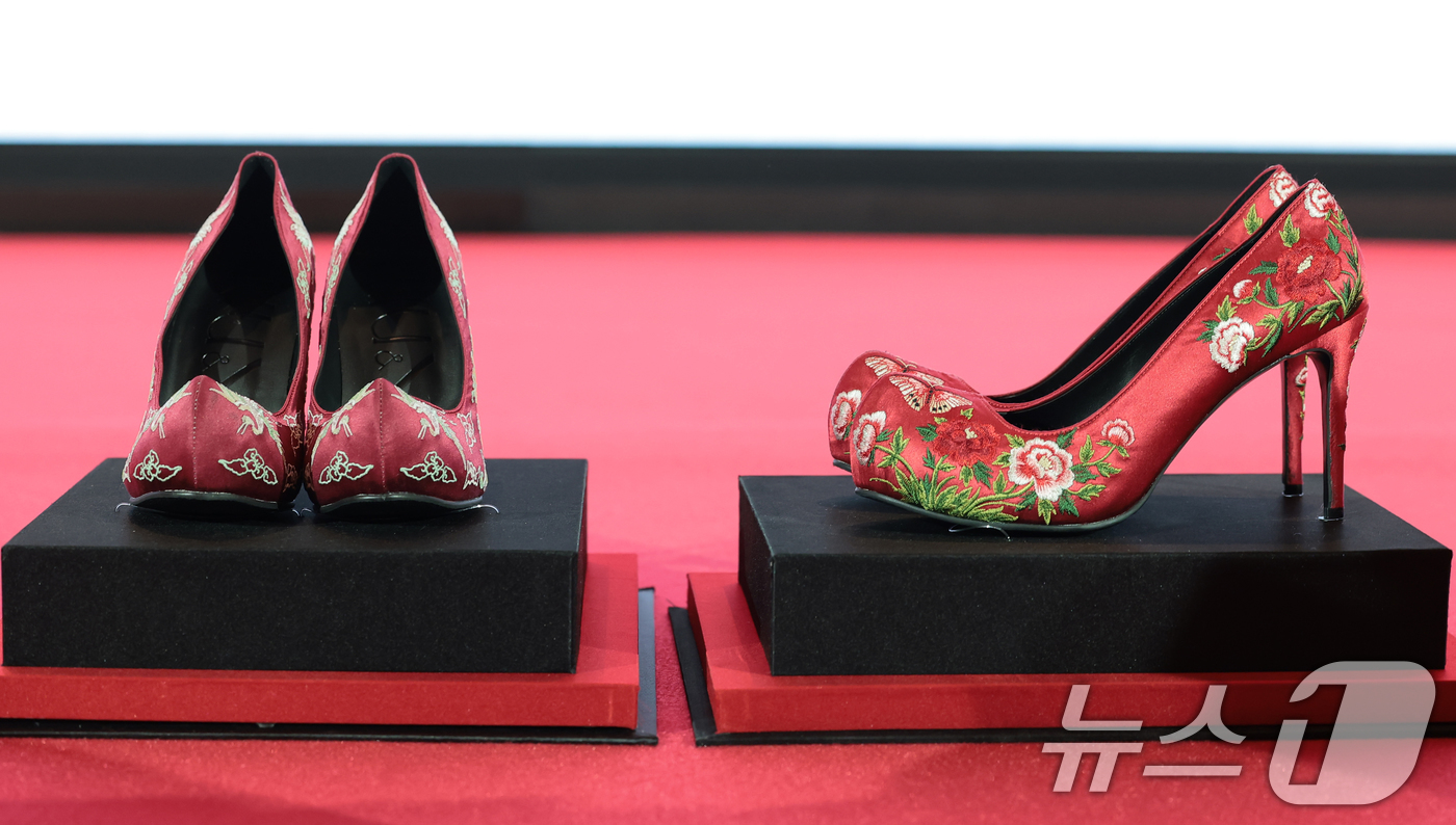 (서울=뉴스1) 권현진 기자 = 8일 서울 종로구 포시즌스 호텔 서울에서 열린 영화 '악마는 프라다를 입는다 2'(감독 데이빗 프랭클) 내한 기자간담회에서 배우 메릴 스트립과 앤 …