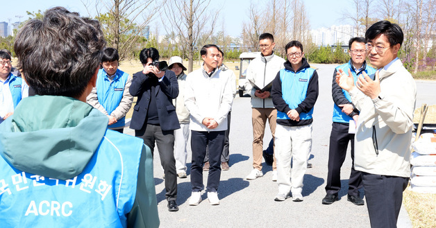 권익위원회 식수행사 인사말 하는 심상택 한국수목원정원관리원 이사장