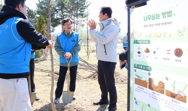 나무심기 설명듣는 정일연 권익위원장