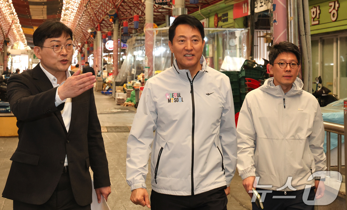 (서울=뉴스1) 임세영 기자 = 오세훈 서울시장이 8일 서울 중구 퇴계로 서울중앙시장에서 열린 신중앙시장 혁신사업 현장설명회에 참석하고 있다. 2026.4.8/뉴스1