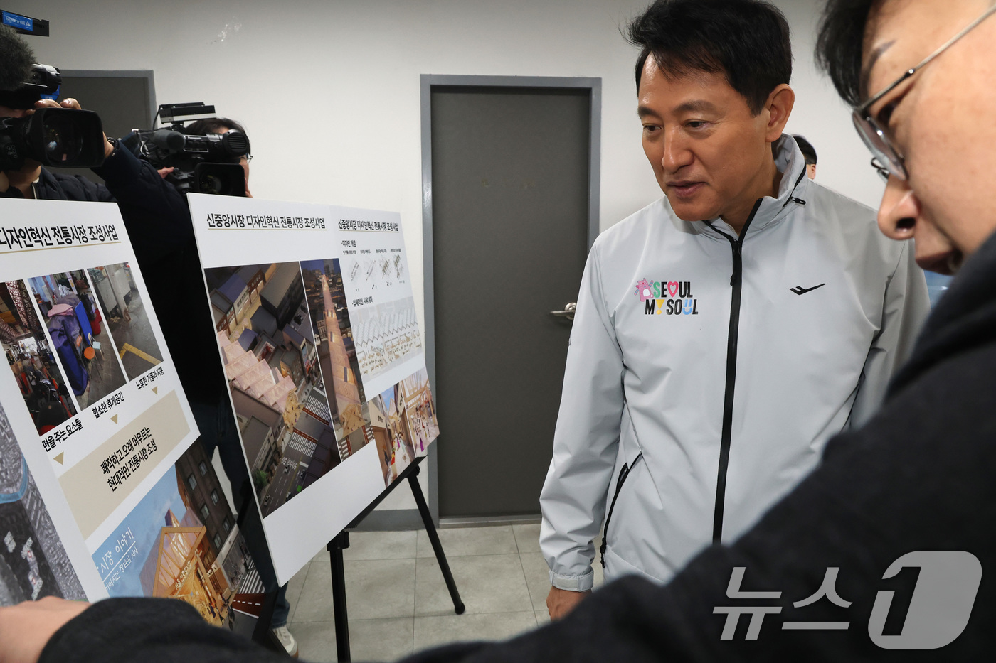 (서울=뉴스1) 임세영 기자 = 오세훈 서울시장이 8일 서울 중구 퇴계로 서울중앙시장에서 열린 신중앙시장 혁신사업 현장설명회에서 관계자의 설명을 듣고 있다. 2026.4.8/뉴스1 …