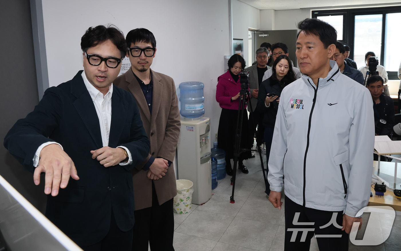 (서울=뉴스1) 임세영 기자 = 오세훈 서울시장이 8일 서울 중구 퇴계로 서울중앙시장에서 열린 신중앙시장 혁신사업 현장설명회에서 관계자의 설명을 듣고 있다. 2026.4.8/뉴스1 …