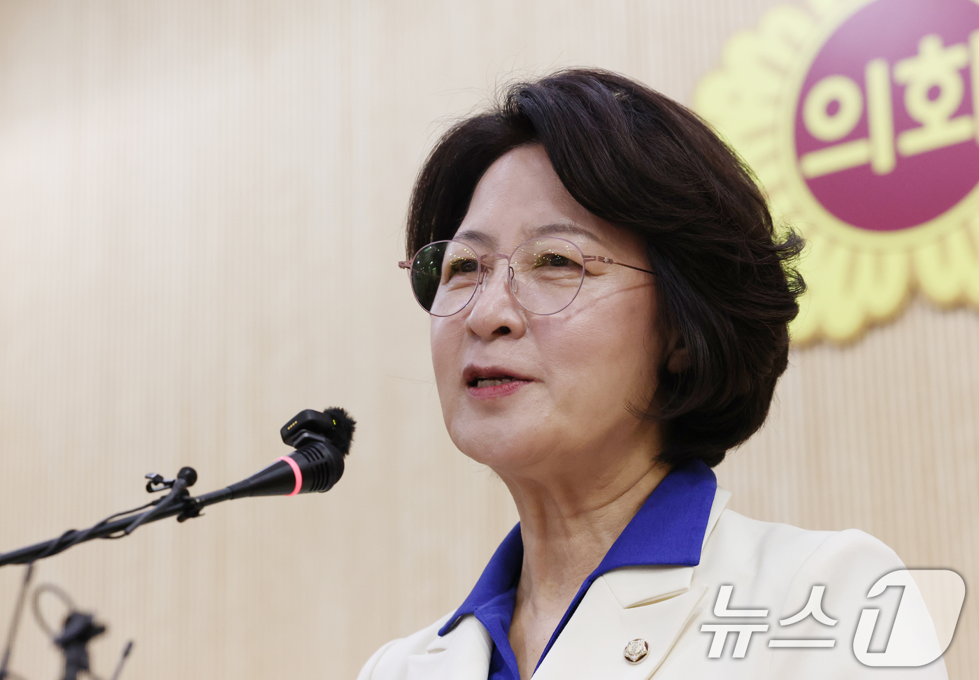 (수원=뉴스1) 김영운 기자 = 추미애 더불어민주당 경기도지사 후보가 8일 경기 수원시 영통구 경기도의회 브리핑룸에서 도지사 후보 확정 관련 기자회견을 하고 있다. 2026.4.8 …