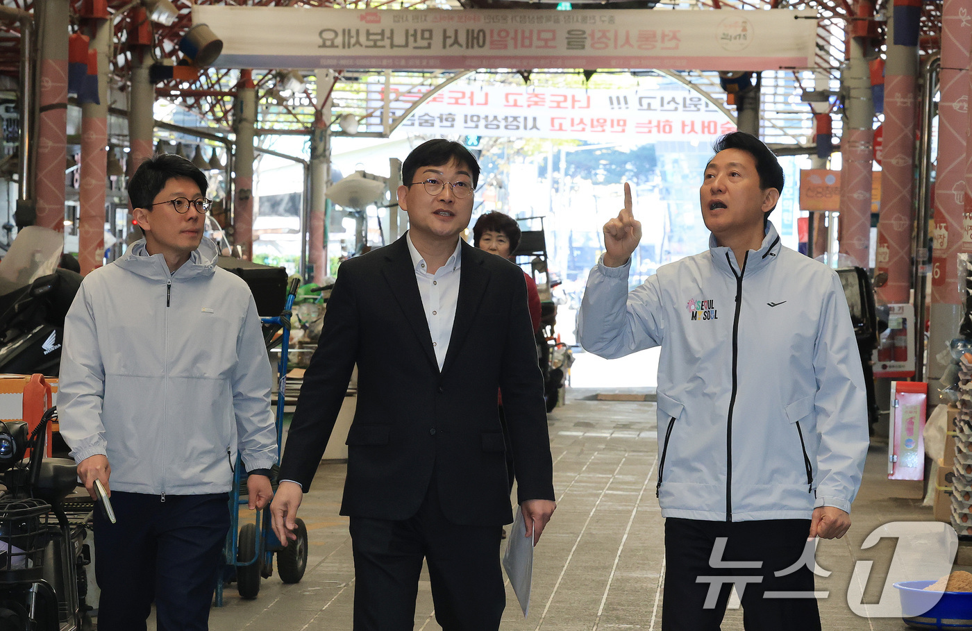 (서울=뉴스1) 임세영 기자 = 오세훈 서울시장이 8일 서울 중구 퇴계로 서울중앙시장에서 열린 신중앙시장 혁신사업 현장설명회에 참석하고 있다. 2026.4.8/뉴스1
