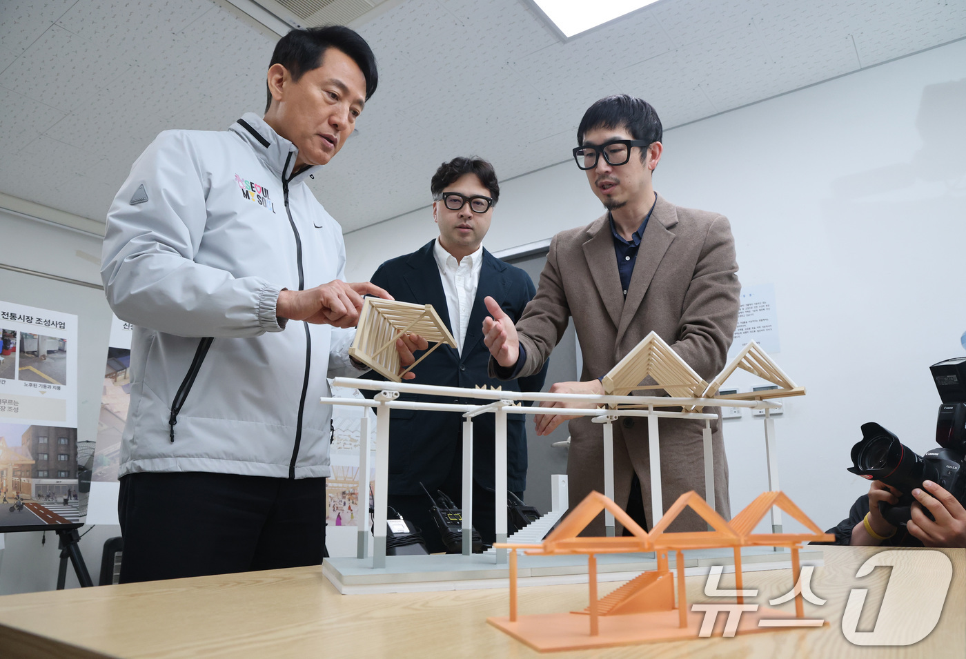 (서울=뉴스1) 임세영 기자 = 오세훈 서울시장이 8일 서울 중구 퇴계로 서울중앙시장에서 열린 신중앙시장 혁신사업 현장설명회에서 관계자의 설명을 듣고 있다. 2026.4.8/뉴스1 …