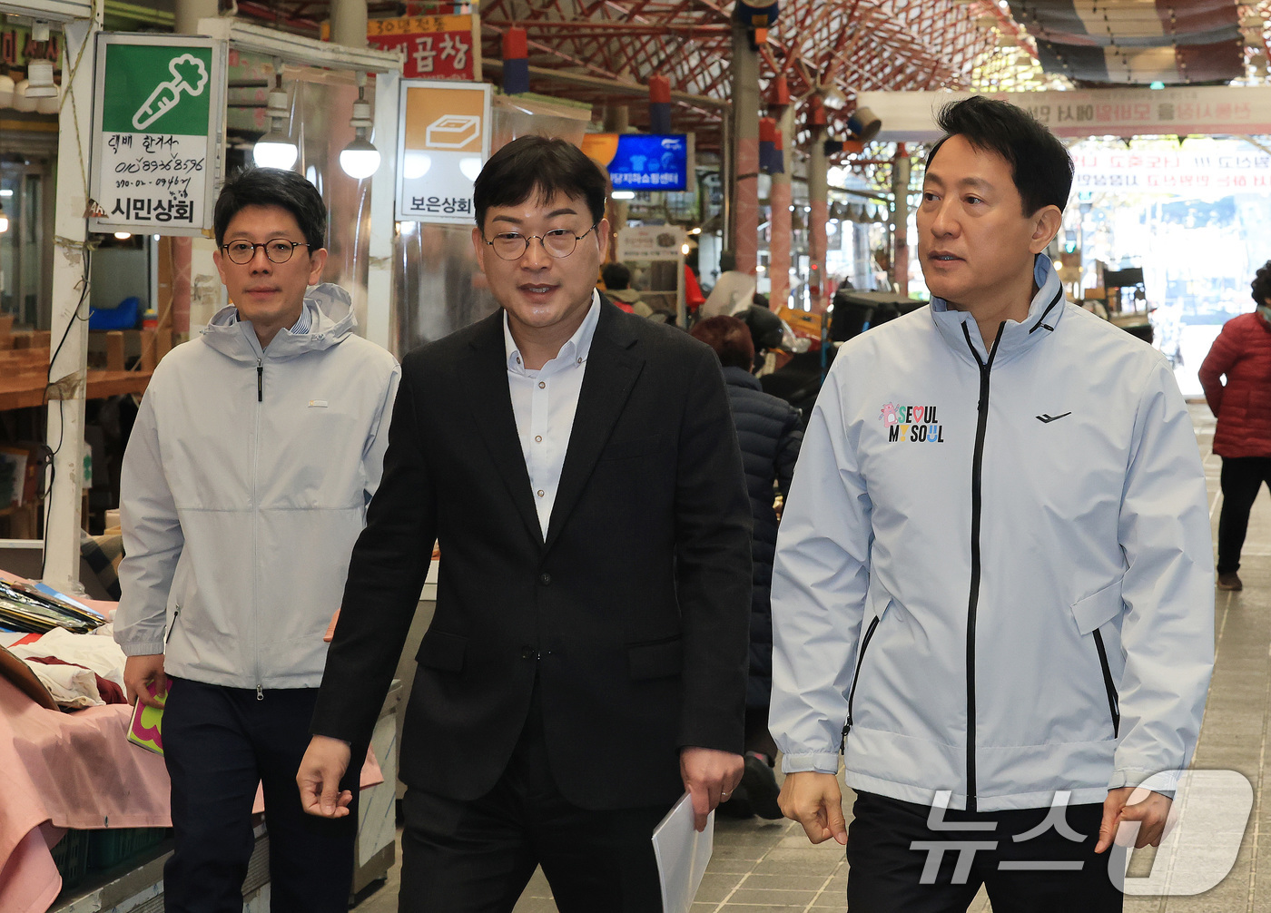 (서울=뉴스1) 임세영 기자 = 오세훈 서울시장이 8일 서울 중구 퇴계로 서울중앙시장에서 열린 신중앙시장 혁신사업 현장설명회에 참석하고 있다. 2026.4.8/뉴스1