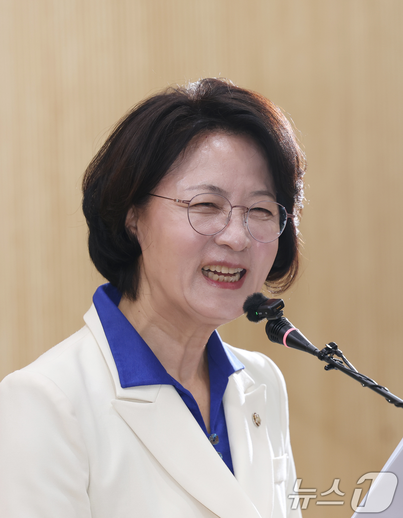 (수원=뉴스1) 김영운 기자 = 추미애 더불어민주당 경기도지사 후보가 8일 경기 수원시 영통구 경기도의회 브리핑룸에서 도지사 후보 확정 관련 기자회견을 하고 있다. 2026.4.8 …