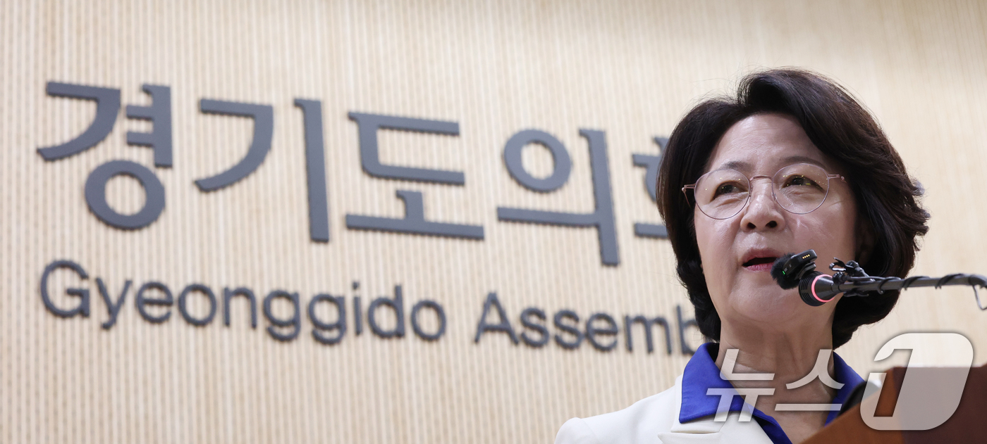 (수원=뉴스1) 김영운 기자 = 추미애 더불어민주당 경기도지사 후보가 8일 경기 수원시 영통구 경기도의회 브리핑룸에서 도지사 후보 확정 관련 기자회견을 하고 있다. 2026.4.8 …