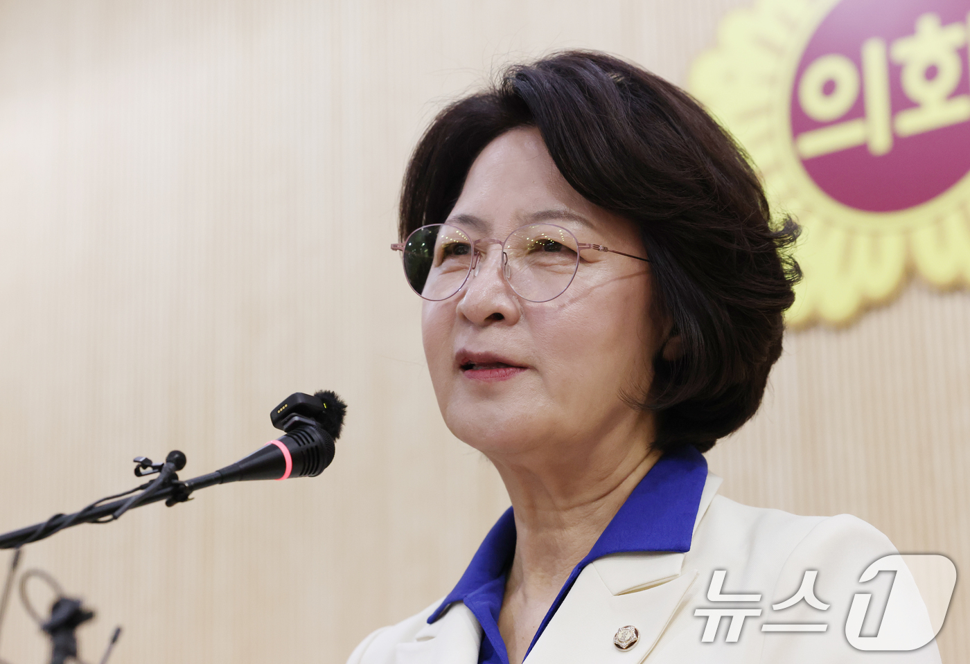 (수원=뉴스1) 김영운 기자 = 추미애 더불어민주당 경기도지사 후보가 8일 경기 수원시 영통구 경기도의회 브리핑룸에서 도지사 후보 확정 관련 기자회견을 하고 있다. 2026.4.8 …