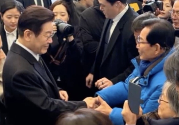 대통령이 특정 후보 지지?…충주시장 예비후보 홍보물 파장