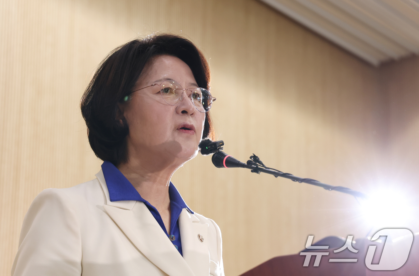 (수원=뉴스1) 김영운 기자 = 추미애 더불어민주당 경기도지사 후보가 8일 경기 수원시 영통구 경기도의회 브리핑룸에서 도지사 후보 확정 관련 기자회견을 하고 있다. 2026.4.8 …