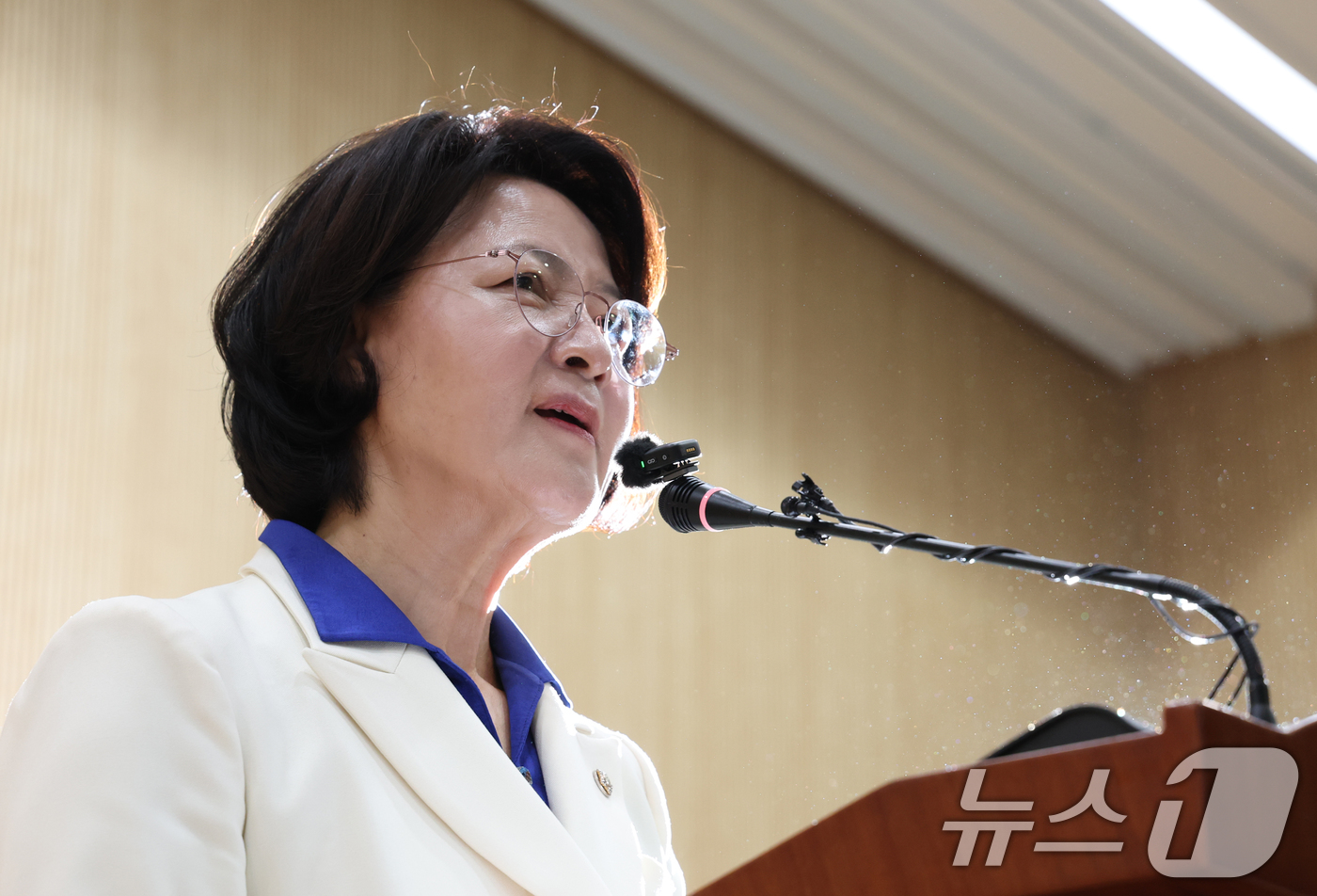 (수원=뉴스1) 김영운 기자 = 추미애 더불어민주당 경기도지사 후보가 8일 경기 수원시 영통구 경기도의회 브리핑룸에서 도지사 후보 확정 관련 기자회견을 하고 있다. 2026.4.8 …