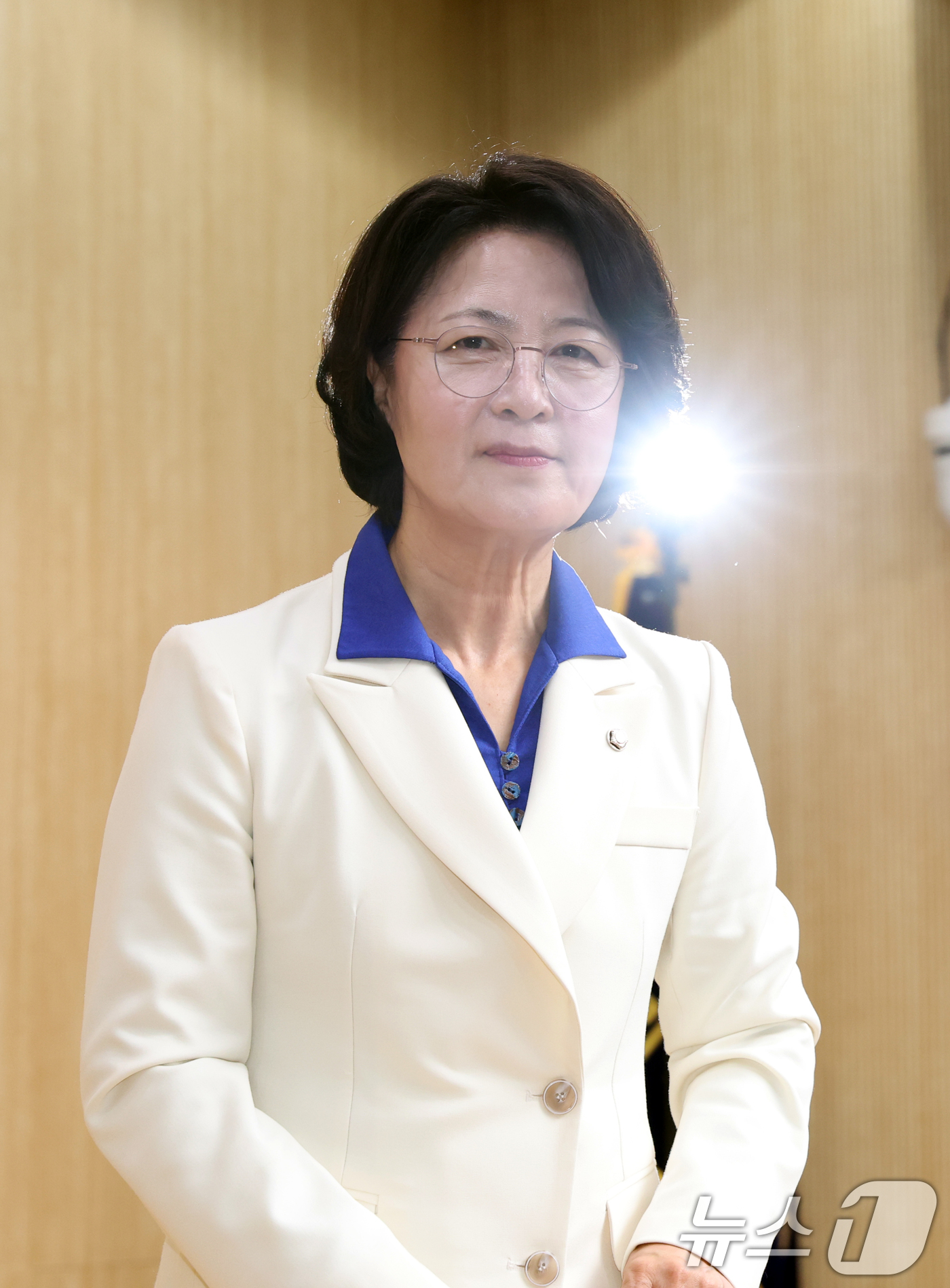 (수원=뉴스1) 김영운 기자 = 추미애 더불어민주당 경기도지사 후보가 8일 경기 수원시 영통구 경기도의회 브리핑룸에서 도지사 후보 확정 관련 기자회견을 마치고 나서고 있다. 202 …