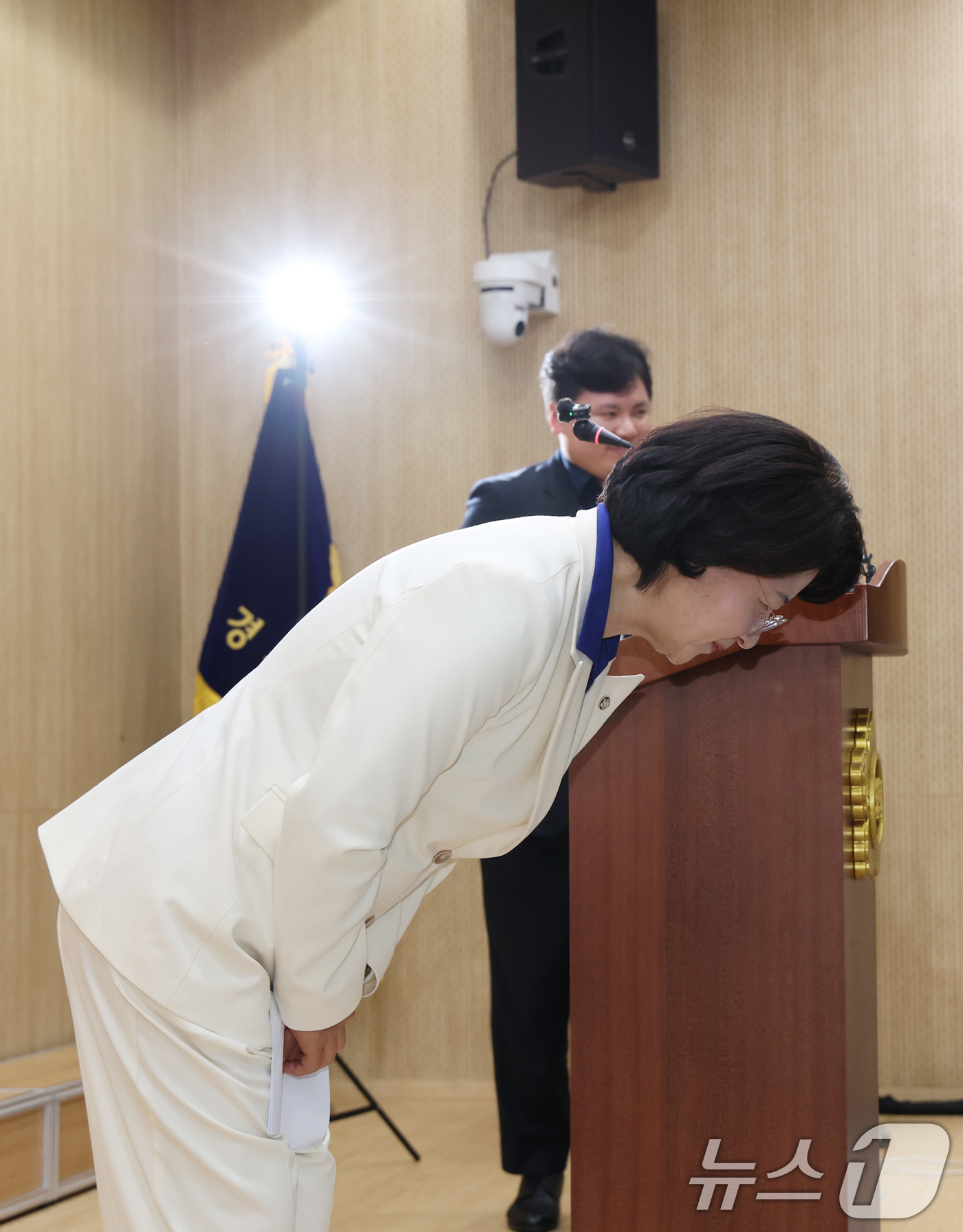 (수원=뉴스1) 김영운 기자 = 추미애 더불어민주당 경기도지사 후보가 8일 경기 수원시 영통구 경기도의회 브리핑룸에서 도지사 후보 확정 관련 기자회견을 마치고 인사를 하고 있다. …