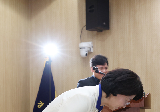 인사하는 추미애 경기도지사 후보