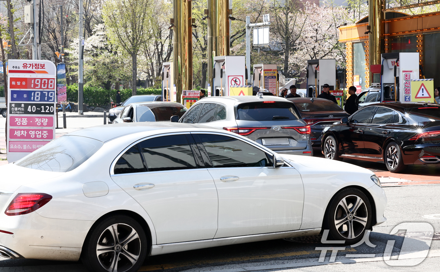 (서울=뉴스1) 최지환 기자 = 3차 석유 최고가격제 발표를 하루 앞둔 8일 주변 주유소보다 시세가 저렴한 서울 시내 한 주유소가 이용객으로 북적이고 있다. 2026.4.8/뉴스1 …