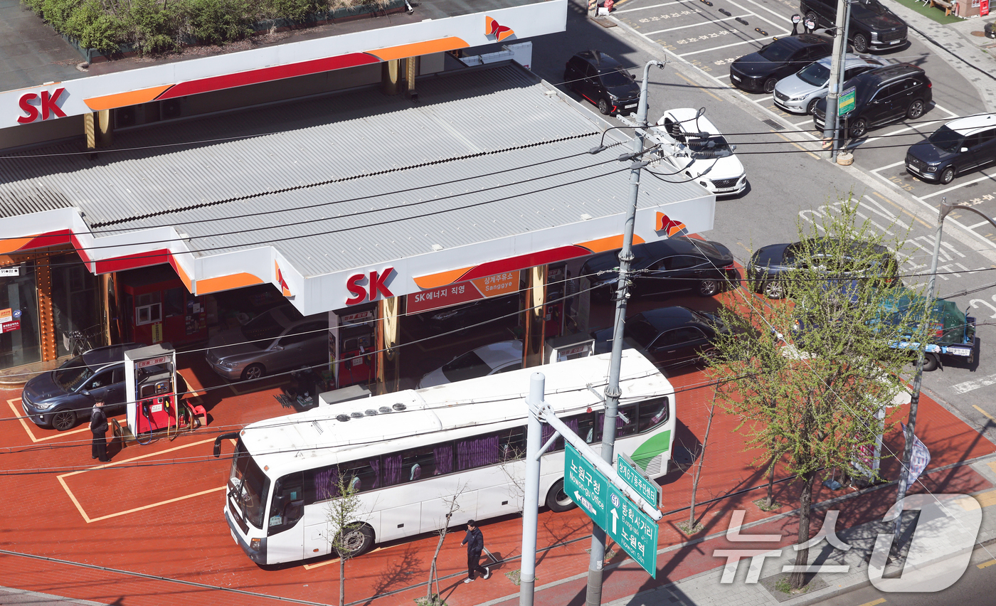 (서울=뉴스1) 최지환 기자 = 3차 석유 최고가격제 발표를 하루 앞둔 8일 주변 주유소보다 시세가 저렴한 서울 시내 한 주유소가 이용객으로 북적이고 있다. 2026.4.8/뉴스1 …