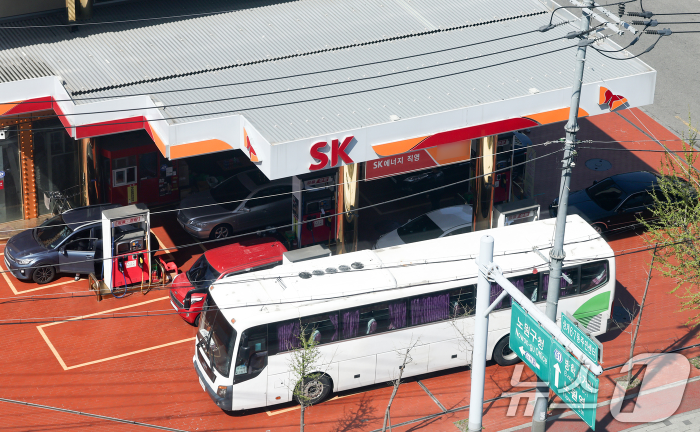 (서울=뉴스1) 최지환 기자 = 3차 석유 최고가격제 발표를 하루 앞둔 8일 주변 주유소보다 시세가 저렴한 서울 시내 한 주유소가 이용객으로 북적이고 있다. 2026.4.8/뉴스1 …