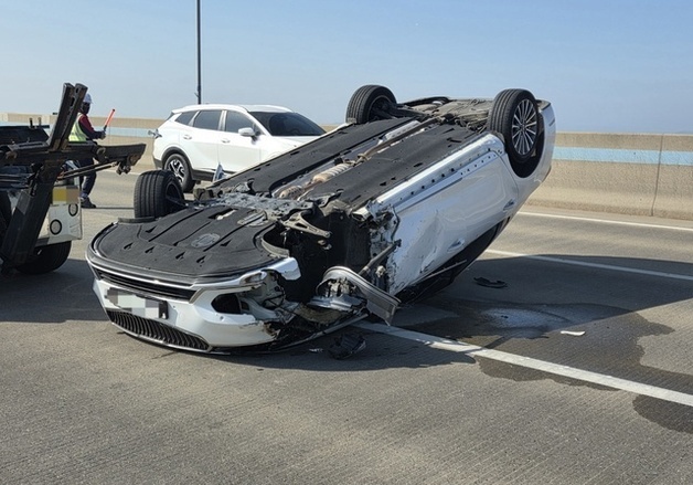 인천대교서 차선 바꾸다 순찰차 추돌 후 전복…한때 차로 통제