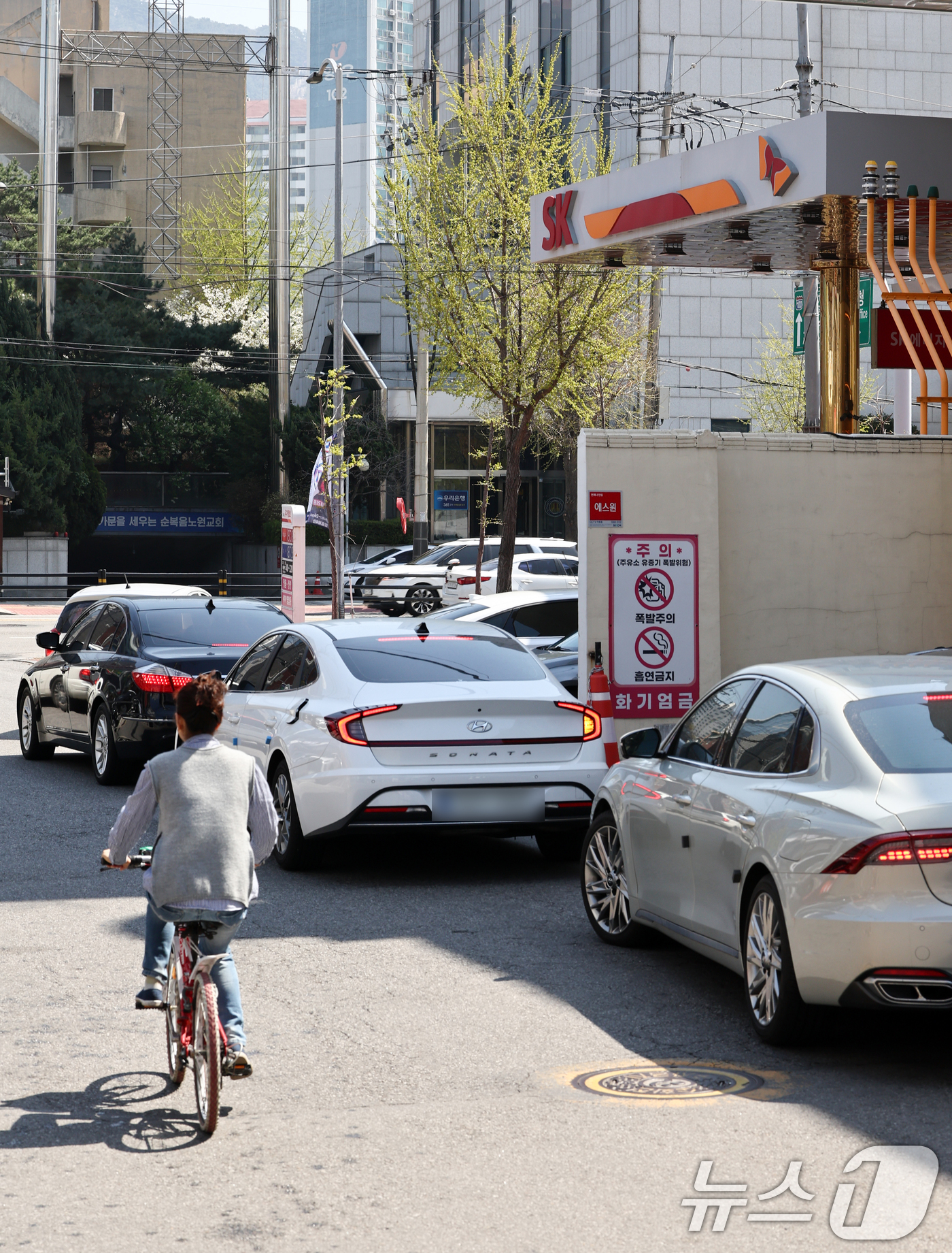 (서울=뉴스1) 최지환 기자 = 3차 석유 최고가격제 발표를 하루 앞둔 8일 주변 주유소보다 시세가 저렴한 서울 시내 한 주유소가 이용객으로 북적이고 있다. 2026.4.8/뉴스1 …
