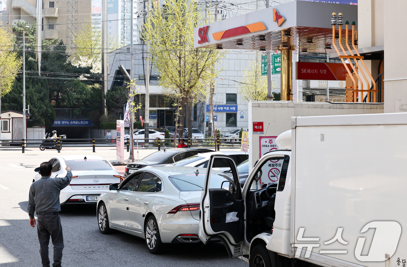 (서울=뉴스1) 최지환 기자 = 3차 석유 최고가격제 발표를 하루 앞둔 8일 주변 주유소보다 시세가 저렴한 서울 시내 한 주유소가 이용객으로 북적이고 있다. 2026.4.8/뉴스1 …