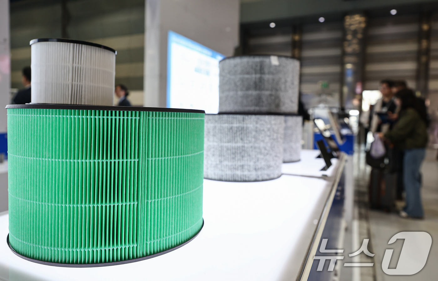 (서울=뉴스1) 김도우 기자 = 8일 서울 강남구 코엑스에서 열린 AIR FAIR 2026 – 국제 기후테크 공기산업 박람회에서 관람객이 필터를 살펴보고 있다. 2026.4.8/뉴 …